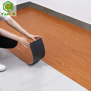 Autocollant de plancher auto-adhésif en pvc, design de bois dur piso vinilico feuille de sol en plastique pour la décoration de la maison