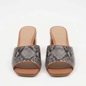 Sandales mules en cuir à talon épais Yichang, imprimé croco/serpent/léopard exotique, style défilé minimaliste et polyvalent - Product Image 5