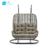 Vente en gros de meubles de jardin en plein air d'hôtel Uland chaises suspendues chaise œuf en osier à double suspension debout avec balançoire