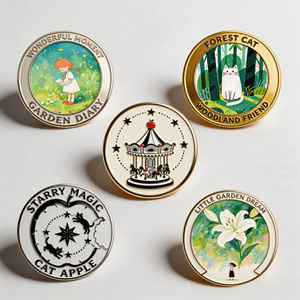 Pin de Solapa Metálico Vintage con Diseño Floral, Bañado en Oro, Esmalte Duro, Circular, Artístico y Coleccionable - Product Image 3