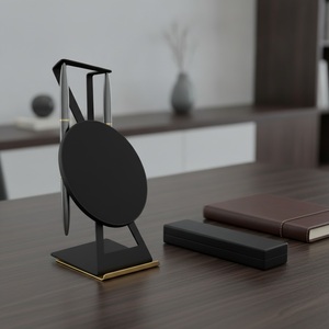 Ensemble de bureau moderne en plastique et métal noir et or, avec chargeur sans fil et porte-stylo vertical, cadeaux d'entreprise personnalisés - Product Image 4