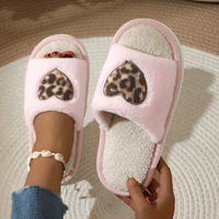 Pantoufles d'intérieur chaudes et antidérapantes pour femmes, motif léopard, patch cœur, en peluche, à bout ouvert, douillettes