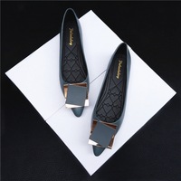 Sapatos baixos femininos de couro macio, sapatos de verão com fivela selvagem, quatro estações, sola vermelha, fundo macio, 2022