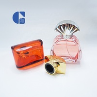 Botella de Perfume de Vidrio de Lujo, Curva y Plana, Vacía, con Pulverizador, Tapa Dorada/Plateada con Relieve de Abanico, Envase Cosmético