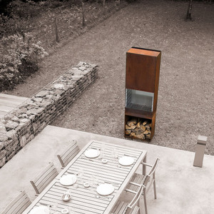 Cheminée extérieure carrée en acier Corten robuste, construction en béton, design autoportant, rangement pour bois, décoration de jardin - Product Image 1