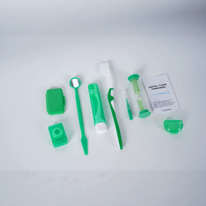 Ensemble de soins bucco-dentaires 8 pièces avec kit de brosse à dents, brossettes à fil dentaire et miroir pour le nettoyage des dents, vert - Product Image 1