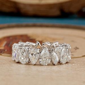 Bague en diamant de joaillerie fine contemporaine avec diamant central serti clos et bande confortable et lisse pour une élégance au quotidien - Product Image 5