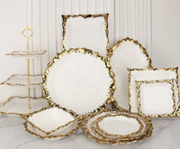 Ensemble de plats carrés dorés modernes en porcelaine pour pâtes, steaks, desserts, plats de service et assiettes pour les mariages, les fêtes et les événements