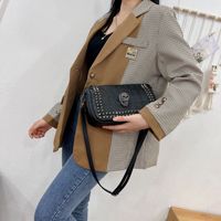Sac bandoulière rétro style punk avec crâne, tendance transfrontalière, fermeture éclair, doublure polyester, rivets embossés, petite sacoche Halloween