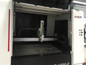 Máquina de Corte Láser de Fibra de Alta Precisión Modelo DF1390 LF1390 SF1390 de Tamaño Pequeño y Totalmente Cerrada para Chapa Metálica de 4x3 pies - Product Image 4
