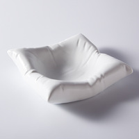 Assiettes carrées en céramique personnalisées avec logo, design minimaliste et créatif, vaisselle artistique haut de gamme pour hôtel, assiettes blanches ou noires en forme de coussin