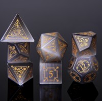 Dés à Jouer D&D Faits Main en Cristal Gris Œil de Chat, 1 Pièce, Gravés, en Pierre Précieuse Polyédrique, Motifs Dorés, pour Jeux de Rôle de Table Dungeons & Dragons