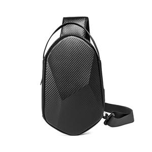 Sac à bandoulière rigide géométrique pour hommes, sac de poitrine à texture fibre de carbone avec <span class=keywords><strong>port</strong></span> de charge USB - Product Image 5