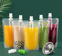Transparante plastic staande zak met tuit, lekvrij, draagbaar, voor vloeistofopslag, geschikt voor fruitsap, koffie, dranken, en monsters.