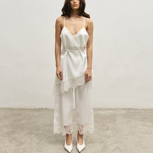 Set <span class=keywords><strong>Pigiama</strong></span> in <span class=keywords><strong>Raso</strong></span> <span class=keywords><strong>Bianco</strong></span> per Donna SMOOTH OEM ODM, Canotta con Scollo a V e Pizzo, Pantaloni Lunghi, Abbigliamento da Notte di Lusso - Product Image 3