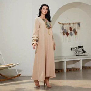 2026 Robe de mariée musulmane longue, style Dubaï, en soie dorée brodée florale, respirante, coupe ample, modeste, patchwork ethnique - Product Image 3