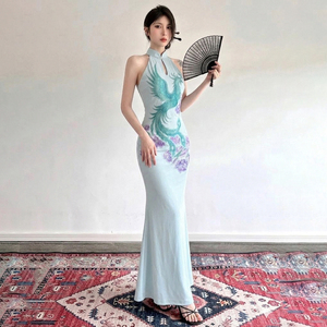 Vestido Cheongsam Largo Azul Claro con Cuello Halter y Estampado de Fénix para Mujer, Estilo Chino 2026, Corte Entallado, Vestido de Fiesta - Product Image 4