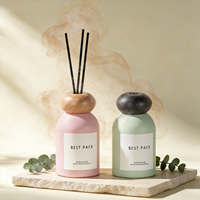 Diffuseur de parfum d'ambiance de luxe en verre carré, liquide rose, bouchon noir, logo personnalisé, marque privée, vente en gros
