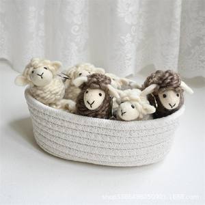 Petite brebis décorative en feutre de laine moderne, petit pendentif fait à la main, décoration murale suspendue DIY - Product Image 4