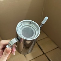 Pot à huile en acier inoxydable avec poignée en bois, filtre à huile intégré, design moderne et minimaliste pour la filtration de l'huile domestique