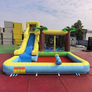 Piscine gonflable pour enfants dans la cour, château gonflable sur le thème de la jungle et toboggan aquatique - Product Image 1