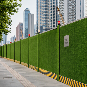 Decoración de Pared de Césped Artificial Verde de Polietileno Ignífugo y Duradero de 4.0m de Ancho para Barrera de Seguridad en Obras de Construcción - Product Image 1
