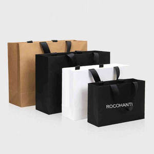 Sac en papier kraft imperméable personnalisé avec poignées, prêt à être expédié pour les chaussures, les sous-vêtements, les vêtements, les accessoires de mode - Product Image 1