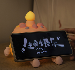 ไฟกลางคืนรูปเค้กวันเกิดการ์ตูนน่ารัก ซิลิโคนนุ่มนวลทันสมัย ชาร์จผ่าน USB ปรับความสว่างได้ เหมาะสำหรับเด็ก สร้างบรรยากาศเทศกาล - Product Image 4