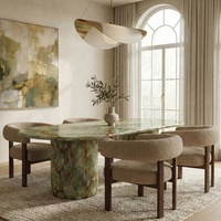 Table à manger en onyx vert artisanal en pierre naturelle de luxe avec base cannelée, design haut de gamme pour la décoration de salle à manger