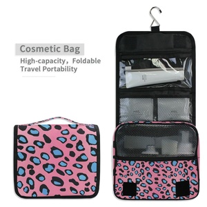 Trousse de toilette de voyage portable grand format, imperméable, avec logo personnalisé et motif imprimé léopard - Product Image 4