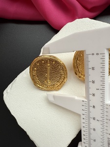 Pendientes colgantes de lujo con textura vintage, diseño de columna y moneda, estilo parisino, de nicho y llamativos - Product Image 3