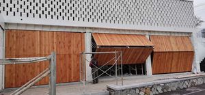 Portes de <span class=keywords><strong>garage</strong></span> modernes pliables verticales, coupe-vent, finies, avec verre <span class=keywords><strong>en</strong></span> <span class=keywords><strong>bois</strong></span> et télécommande - Product Image 2