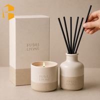 FUBEI LIVING – Coffret Cadeau de Luxe pour la Maison : Pot à Bougie en Céramique Personnalisé avec Logo, Diffuseur à Bâtonnets Bicolore Crème et Sable Mat – Vente en Gros