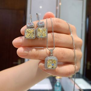 Conjunto de Joyería de Moda Ecológica con Colgante de Cobre con Zirconia Cúbica Corte Princesa y Baño de Oro para Boda, y Pendientes Geométricos - Product Image 1