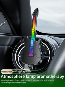 Ambientador de coche con forma de guitarra fresca recién lanzado Material plástico con luz de ambiente Agradable fragancia de salida de aire - Product Image 2