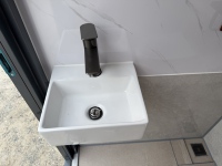 Toilettes mobiles de luxe VIP, cabine de toilettes préfabriquée extérieure en panneaux sandwich d'acier, portable pour parc