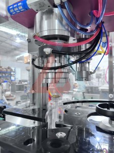 Machine de remplissage et de scellage d'aérosols BOV entièrement automatique, utilisée pour les bouteilles en aluminium/plastique - Product Image 4