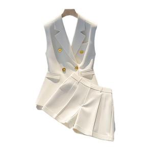 <span class=keywords><strong>Completo</strong></span> estivo <span class=keywords><strong>elegante</strong></span> da ufficio per donna, blazer senza maniche e pantaloncini corti, con bottoni dorati, bianco, due pezzi. - Product Image 4