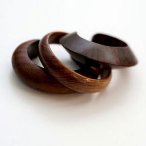 Brazalete de Madera Geométrico Vintage para Mujer, Acabado Pulido en Color Marrón Natural, Joyería de Moda SOFIYA CRAFT, Regalo Católico - Product Image 1