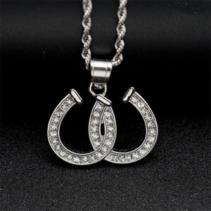 Collier populaire en acier inoxydable plaqué or avec pendentif fer à cheval et breloque en cristal taille princesse, chaîne à maillons - Cadeau pour occasions festives - Product Image 3