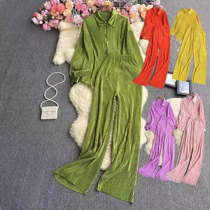 ZHEZHE Bestseller Einfarbiger Plissierter Stoff Polokragen Damenhemden & -oberteile Modische Weite Hosen Damen Zweiteiler Hosenanzug - Product Image 1