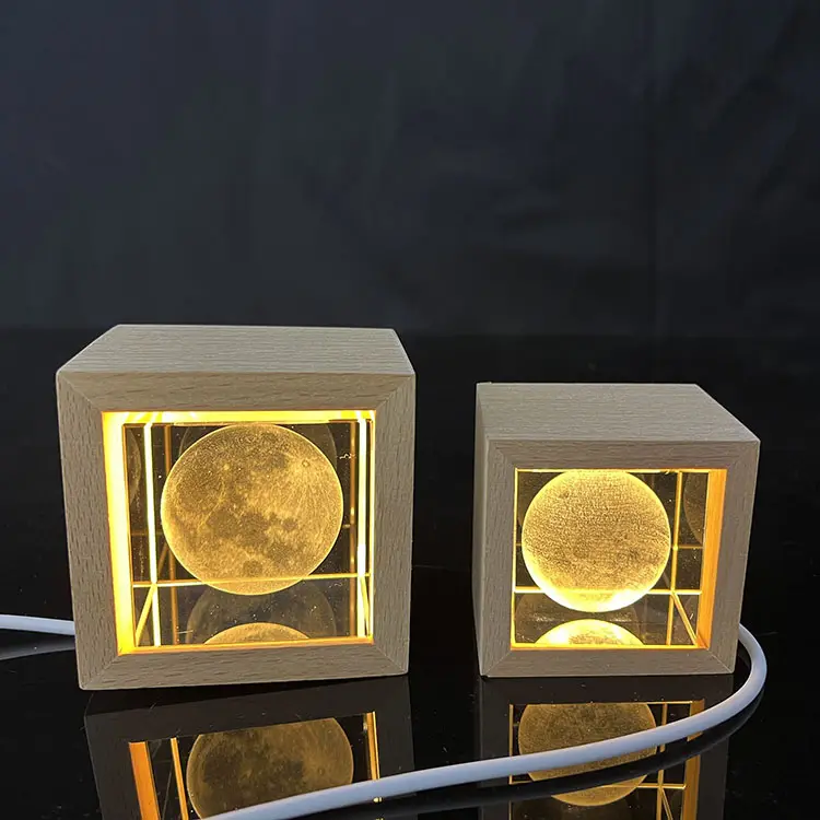 2024 mới ánh sáng ban đêm laser mặt trăng sữa cách pha lê khối lập phương chặn giấy với ánh sáng bằng gỗ cơ sở MH-F0600