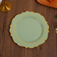 Assiettes vertes sauge festonnées d'inspiration vintage avec bordure dorée fine, vaisselle réutilisable et jetable pour les célébrations printanières