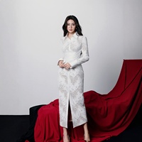 Robe longue à manches longues pour femme, nouvelle conception, en dentelle brodée blanche, taille empire, silhouette fourreau, longueur mi-mollet, en stock usine