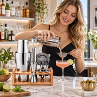 Ensemble Boston Shaker en acier inoxydable avec double récipient, support en bambou à étagère ouverte, passoire perforée et doseur – Idéal pour bar à domicile, fête ou cadeau