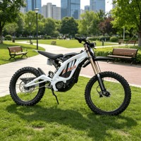 Vélo électrique tout-terrain léger Light Bee X Surron, cadre en aluminium, pneus CST, pour la conduite en forêt et les cascades.