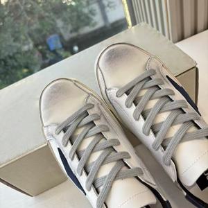 Zapatillas de diseñador de cuero genuino de ganso blanco, antideslizantes y cómodas, estilo casual para caminar sobre superficies sucias. - Product Image 3