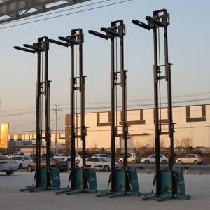 चीन निर्मित इलेक्ट्रिक काउंटरसंतुलित पैलेट स्टेकर 2टन 5 मीटर उठाने लिथियम बैटरी स्व-लोडिंग फैक्ट्री उपकरण - Product Image 3