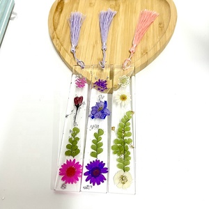 Nuovi segnalibri personalizzati fatti a mano con nappine in resina vera e propria in resina a forma di fiore floreale - Product Image 6