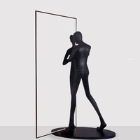 Populaire moderne créatif debout lumière Sculpture résine corps noir tenant des boules Led lampadaire pour salon décor